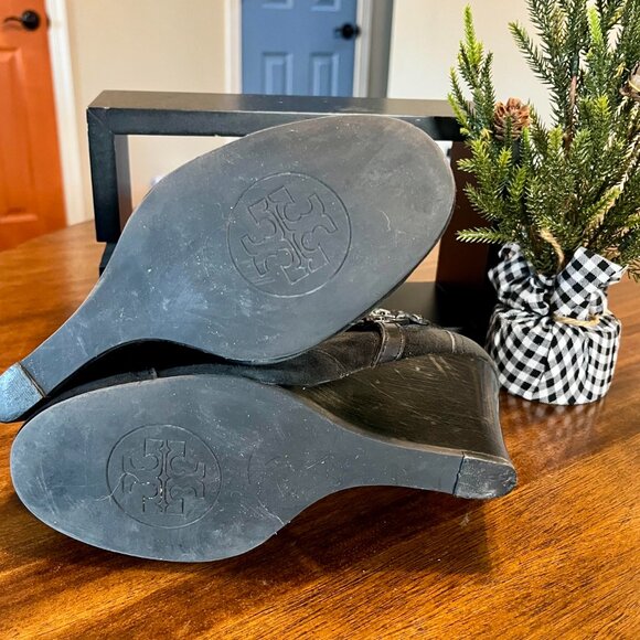 Tory Burch Aaden Black Suede Logo Wedge Heel Ankle Boot Bootie Size 8.5 - Picture 6 of 7